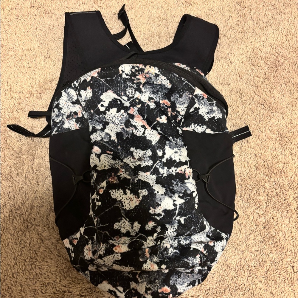 Lululemon Run for Cold backpack